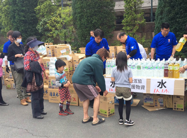 熊本地震　物資の配給の様子