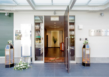 メイプルホールファミリー鶴見玄関